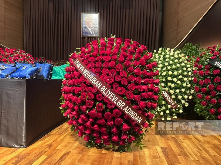 Ильхам Алиев и Мехрибан Алиева направили венок на церемонию прощания с Нариманом Гасанзаде