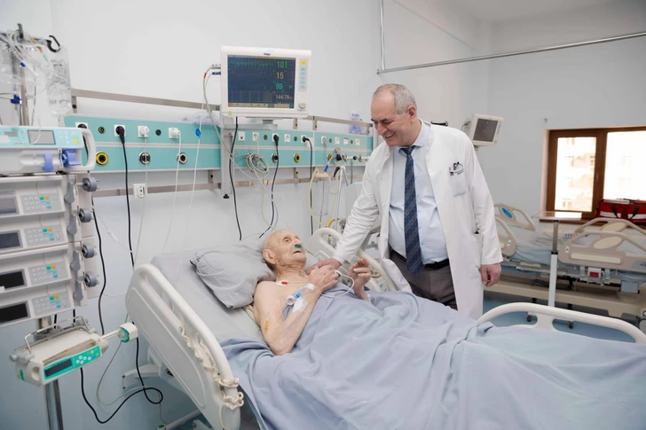 110-летний азербайджанец идет на поправку после замены тазобедренного сустава