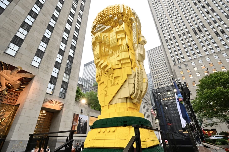 LEGO представила гигантский кубок ЧМ-2026 в Нью-Йорке