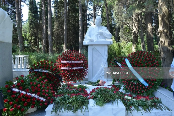 Media.az - Новости Азербайджана - В Баку открыт надгробный памятник народному писателю