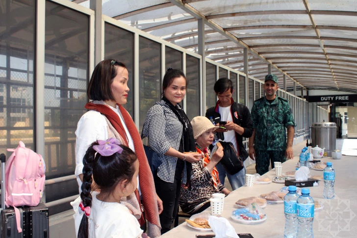 Media.az - Новости Азербайджана - Гуманитарная миссия на КПП «Астара»: как Азербайджан помогает иностранцам покинуть зону риска