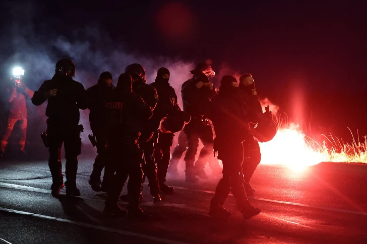 В Германии участники протестов подожгли баррикады