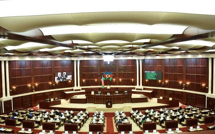 На очередном пленарном заседании парламента Азербайджана обсуждают поправки в ряд законов