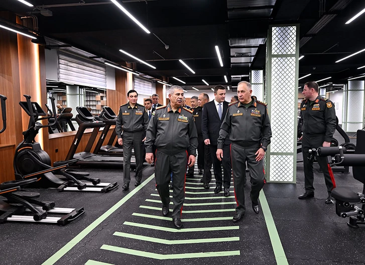 Руководство Минобороны Азербайджана ознакомилось с новым спортзалом и подразделением скорой помощи