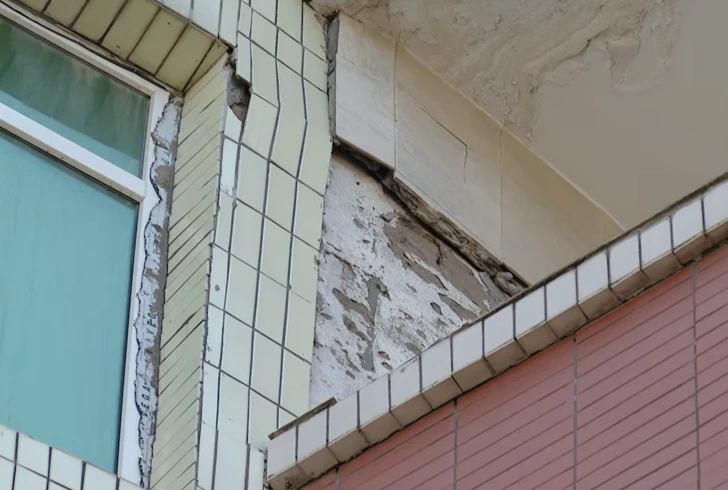 Каменный дождь в Баку: обрушение фасада многоэтажки пугает горожан