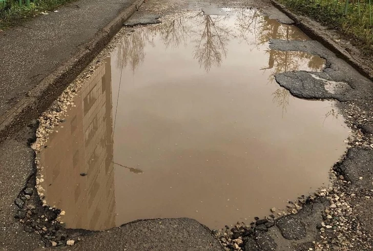 В Баку из-за прорыва водопровода питьевая вода месяц текла по улице