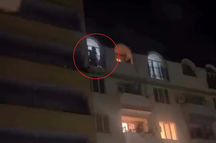 В Хырдалане момент угрозы ножом попал на камеру: в МВД прокомментировали кадры