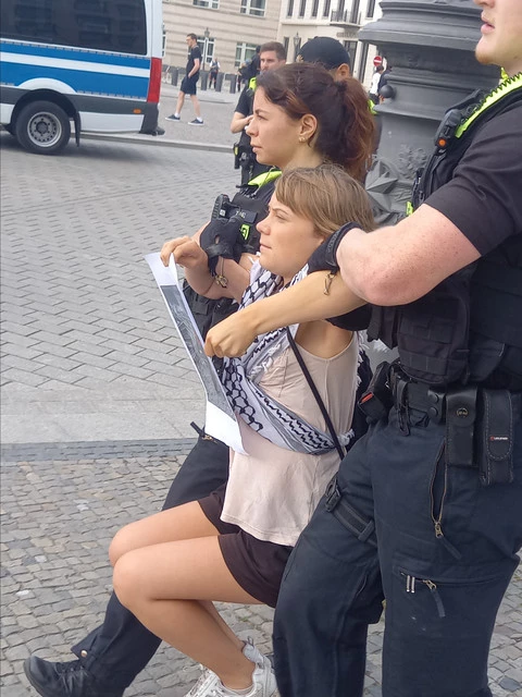 Media.az - Новости Азербайджана - Акция протеста в Берлине: Тунберг и десятки активистов приклеили себя к земле у офиса Rheinmetall