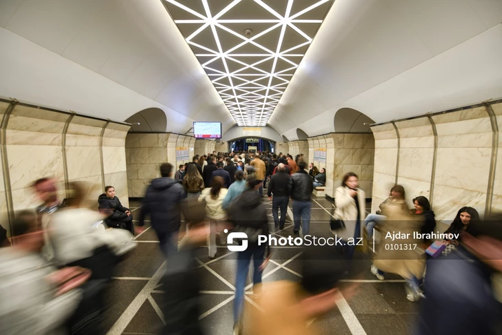 Утренний час пик в бакинском метро: пассажиры столкнулись с длительными задержками поездов