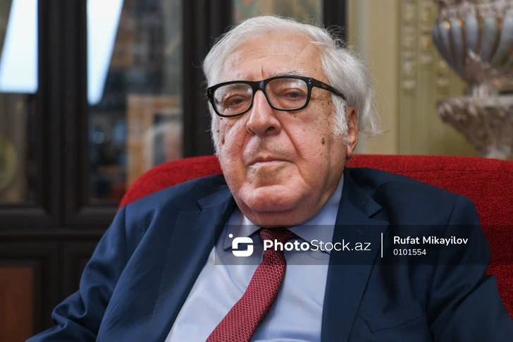 Анар: Я готов встретиться с армянскими писателями и провести обсуждения на пути к миру