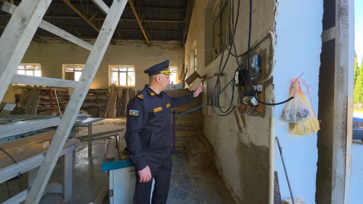 В Баку из-за угрозы пожара приостановлена деятельность мебельного цеха
