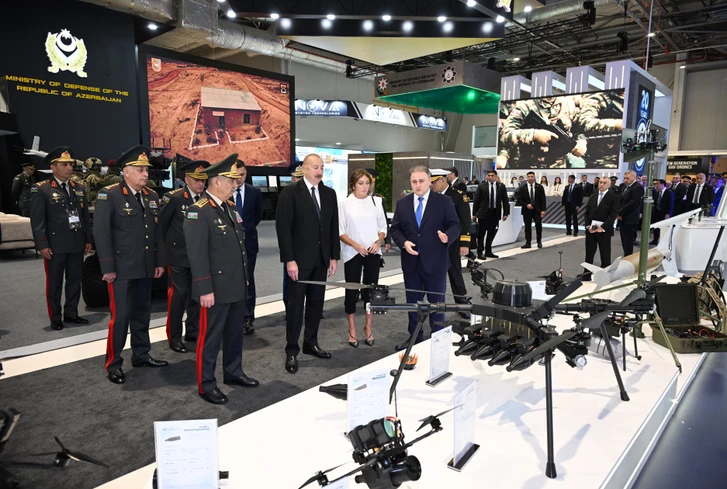 Президент Ильхам Алиев ознакомился с выставками ADEX 2026 и Securex Caspian