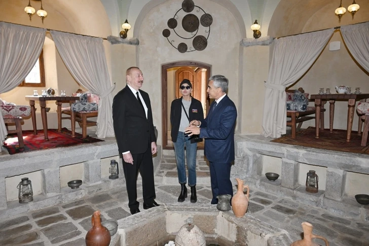 Ильхам Алиев и Мехрибан Алиева приняли участие в открытии бани Ширин су в Шуше