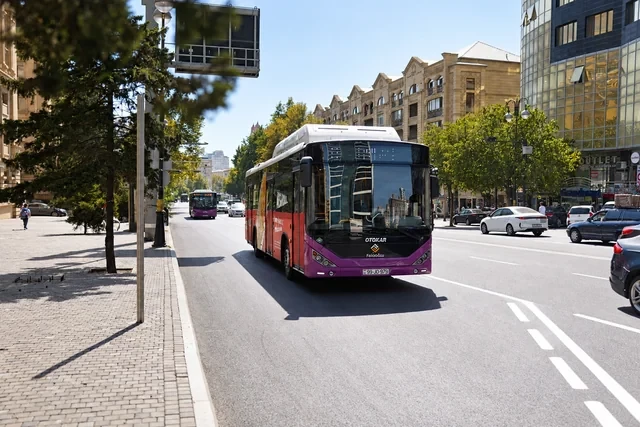 На одной из бакинских улиц организована спецполоса для автобусов