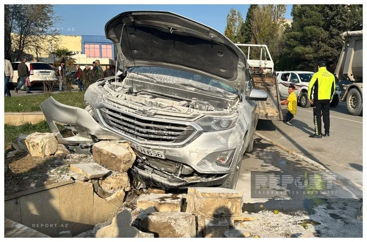 Media.az - Новости Азербайджана - В Сумгайыте автомобиль сбил пешеходов и загорелся после столкновения с бордюром, есть пострадавшие