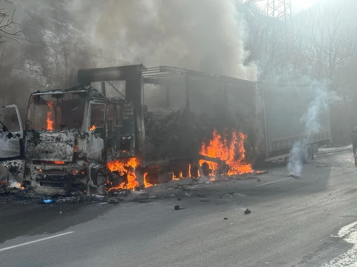 Пожар на аэропортовском шоссе: сгорел грузовой автомобиль