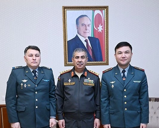 Министр обороны Азербайджана принял нового военного атташе Казахстана