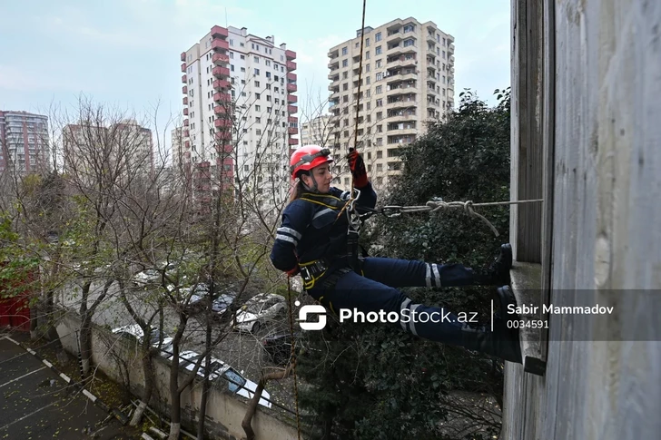 В Ясамальском районе Баку спасатели пришли на помощь запертому ребенку