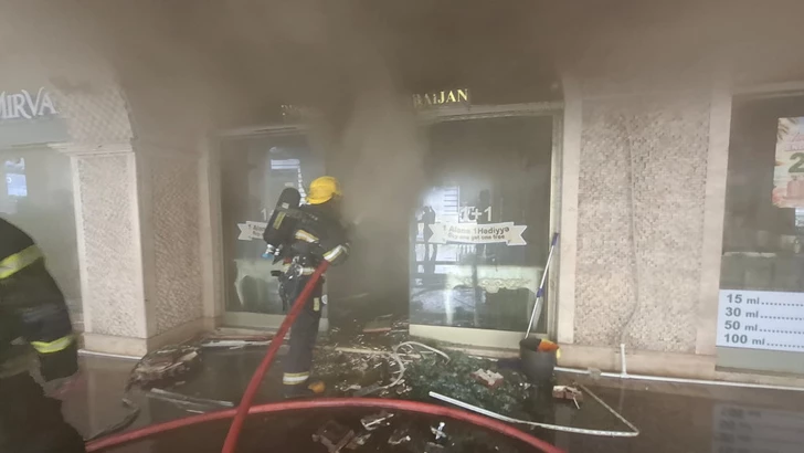 МЧС эвакуировало людей из горящего здания в центре Баку
