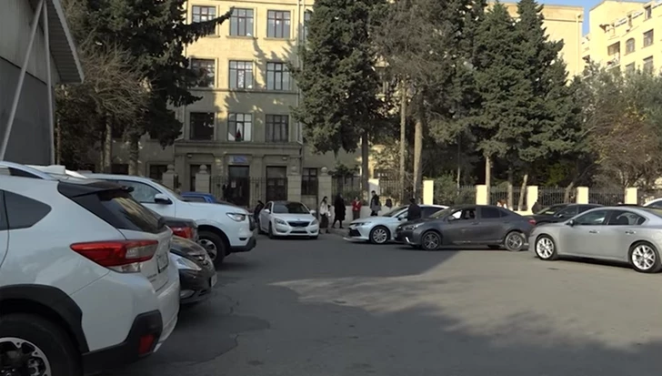 Платная зона AzParking у школы в Баку вызвала недовольство педагогов