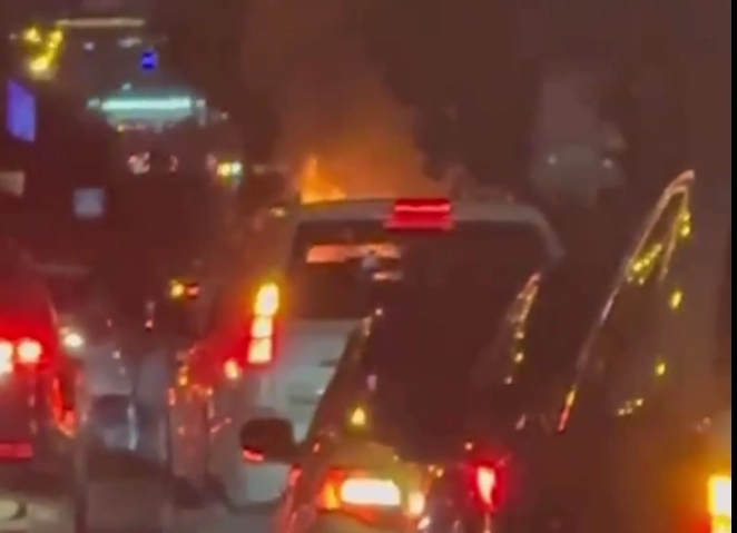 В Баку горящий автомобиль стал причиной транспортного затора