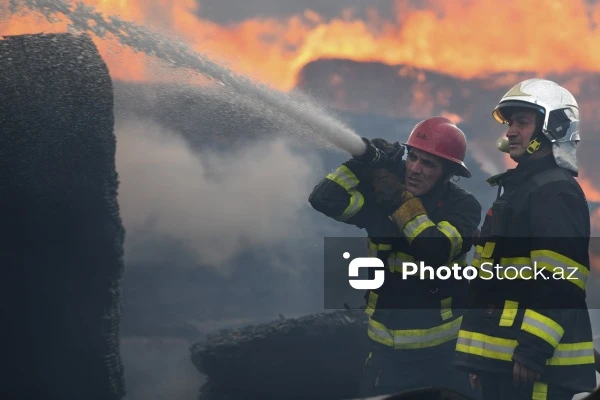 МЧС Азербайджана ликвидировало пожар в жилом доме в Сураханском районе