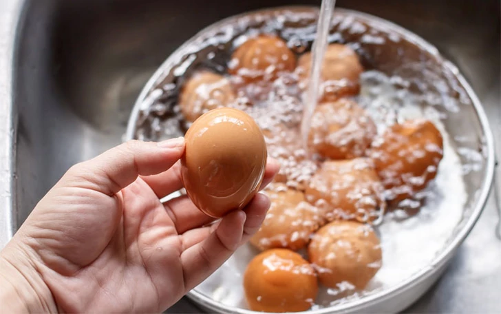 Почему не стоит мыть сырое мясо, яйца и грибы — объяснение специалиста