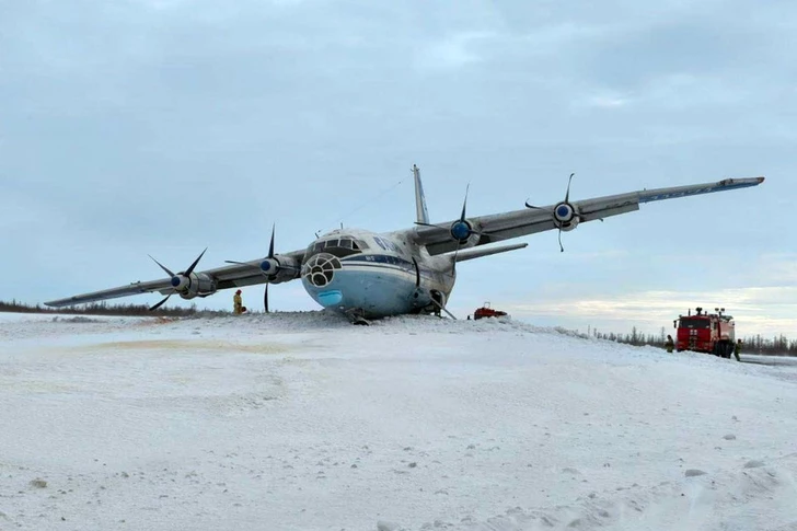 Аварийная посадка Ан-12 в Новом Уренгое: самолет опрокинулся на бок