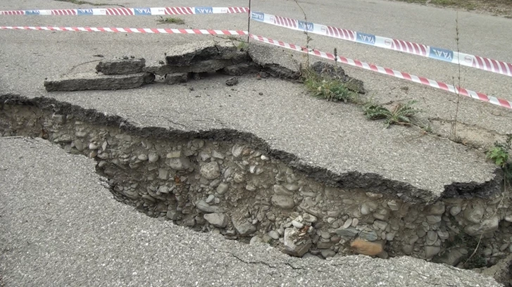 Дорога в Губинском районе повреждена оползнями после сильных дождей