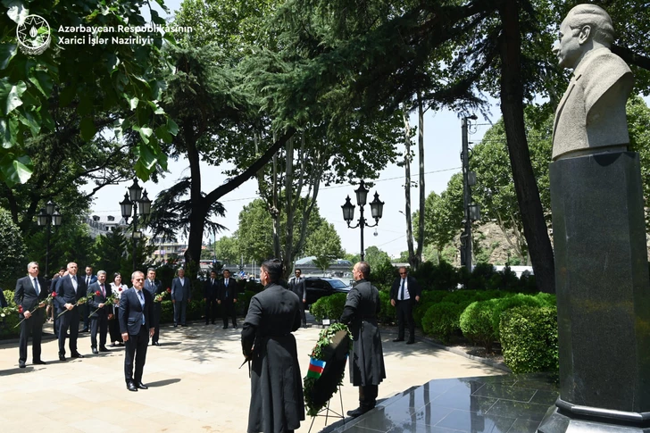 Джейхун Байрамов почтил память Гейдара Алиева в Тбилиси во время официального визита