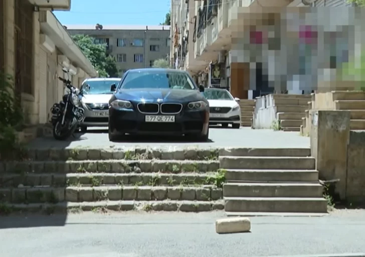 Опасный участок в Баку: водители не замечают лестницу и попадают в ДТП