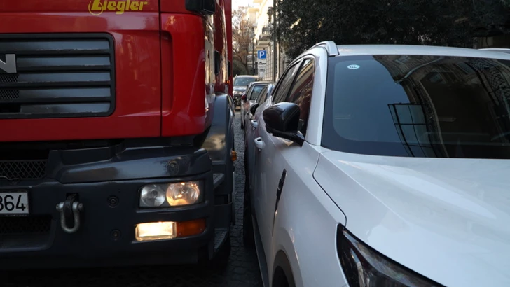 Хаотичная парковка в центре Баку помешала пожарным машинам добраться до очага возгорания