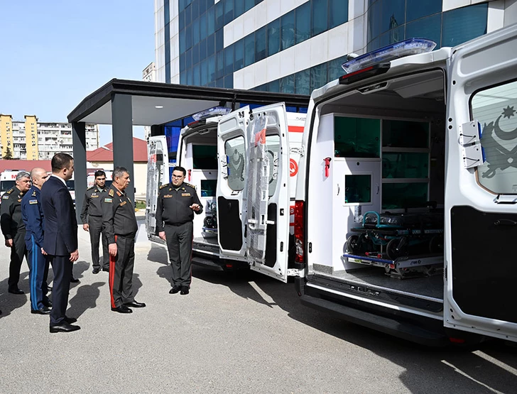 Media.az - Новости Азербайджана - Руководство Минобороны Азербайджана ознакомилось с новым спортзалом и подразделением скорой помощи