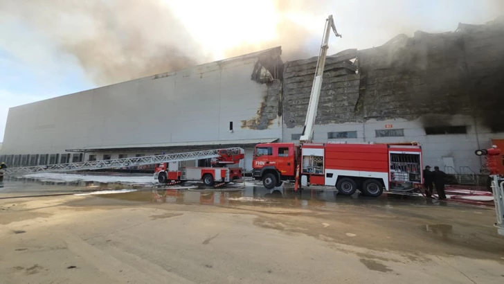 Media.az - Новости Азербайджана - В Локбатане спасатели продолжают тушение пожара и вывоз товаров со склада