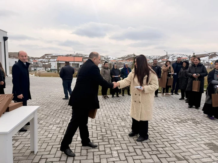 Очередная группа бывших вынужденных переселенцев прибыла в село Хоровлу, им вручены ключи от домов