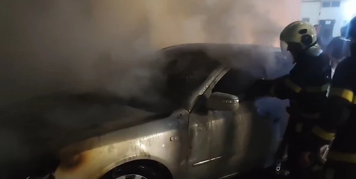 Пожарные оперативно потушили загоревшийся автомобиль в Хырдалане
