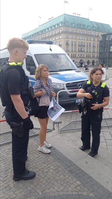 Media.az - Новости Азербайджана - Акция протеста в Берлине: Тунберг и десятки активистов приклеили себя к земле у офиса Rheinmetall