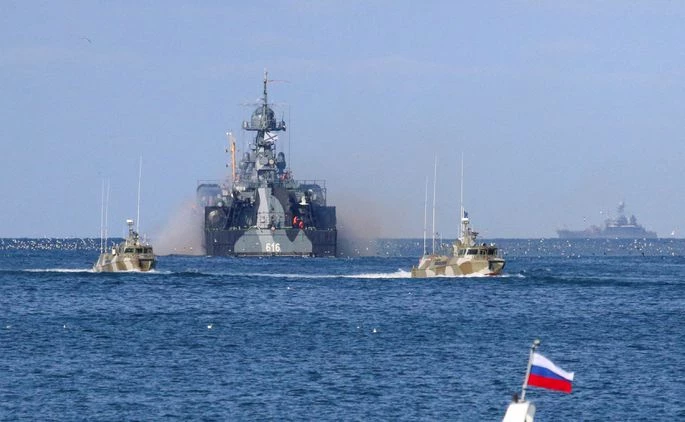 Россия и НАТО одновременно проводят военные учения в Балтийском море