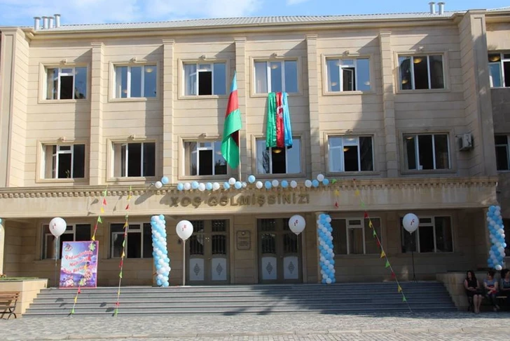В Баку средняя школа объединена с лицеем: учителя недовольны