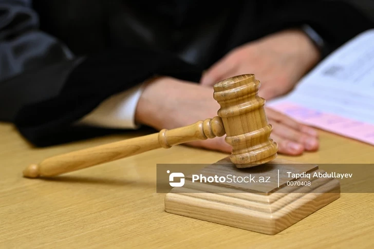Суд в Баку: дедушка и бабушка простили внука, обвиняемого в убийстве их сына