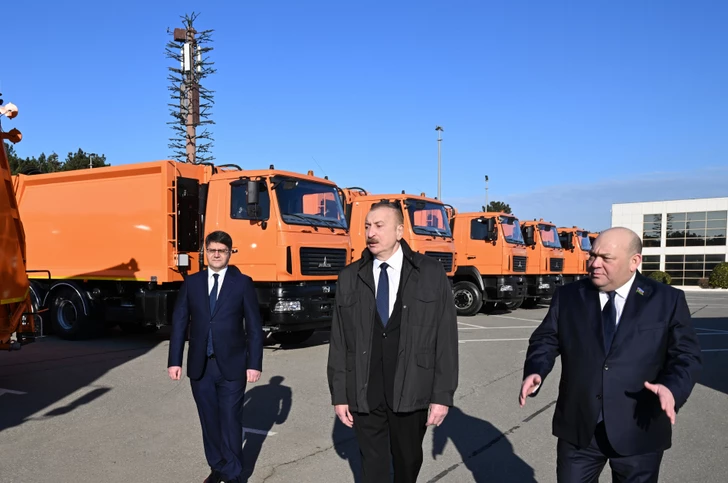 Media.az - Новости Азербайджана - Президент Ильхам Алиев ознакомился с техникой для перевозки бытовых отходов в Баку