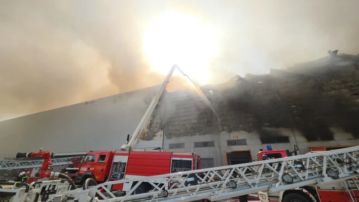 Media.az - Новости Азербайджана - В Локбатане спасатели продолжают тушение пожара и вывоз товаров со склада