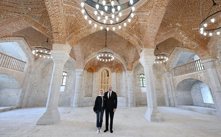 Президент и первая леди ознакомились с реставрационными работами в мечети Ашагы Говхар Ага в Шуше