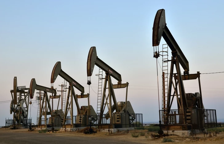 Нефтяные котировки: рост в пятницу не компенсирует недельное падение