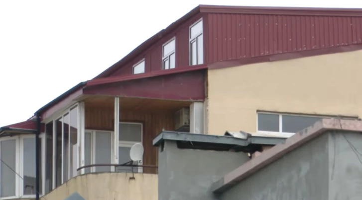 Загадочное сооружение на крыше двух 14-этажных зданий в Баку: что происходит