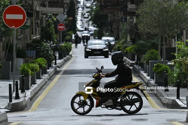 После проверки видео из соцсетей в Баку задержали несовершеннолетнего мотоциклиста