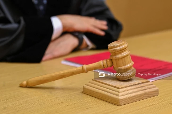 В Сальяне мужчина ударил знакомого за то, что тот подвез его супругу к дому - СУД