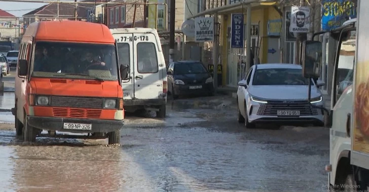 Глубокие ямы и вода: жители поселка Бина жалуются на состояние дороги