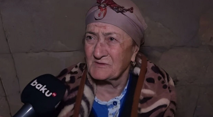 В Баку мужчина избил и выгнал на улицу 85-летнюю мать