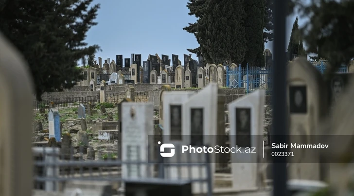 Кощунственная коммерция: в Баку торгуют кладбищенской землей